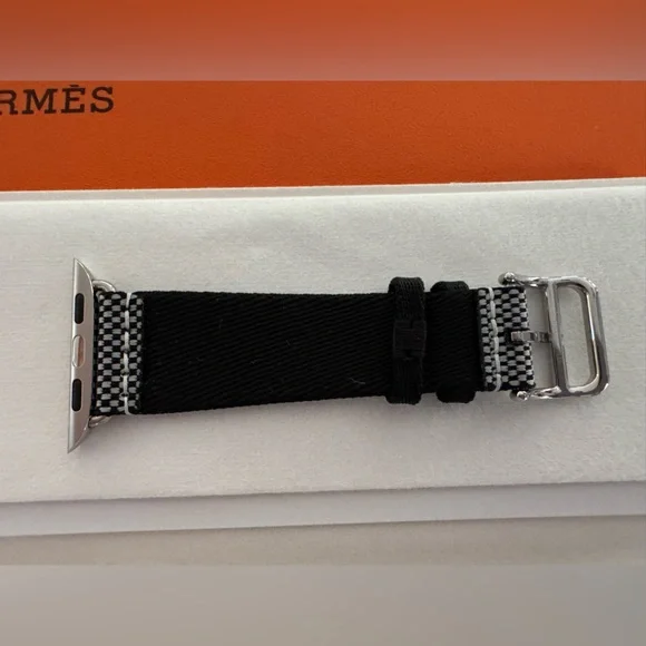 Apple Watch Hermès - 42mm Noir/Écru Toile H Single Tour NEW - Picture 7 of 9